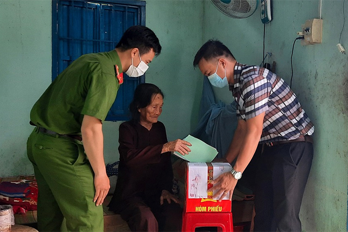 Mẹ Việt Nam Anh hùng Phan Thị Chưa bỏ phiếu tại nhà. Ảnh: M.Thiết