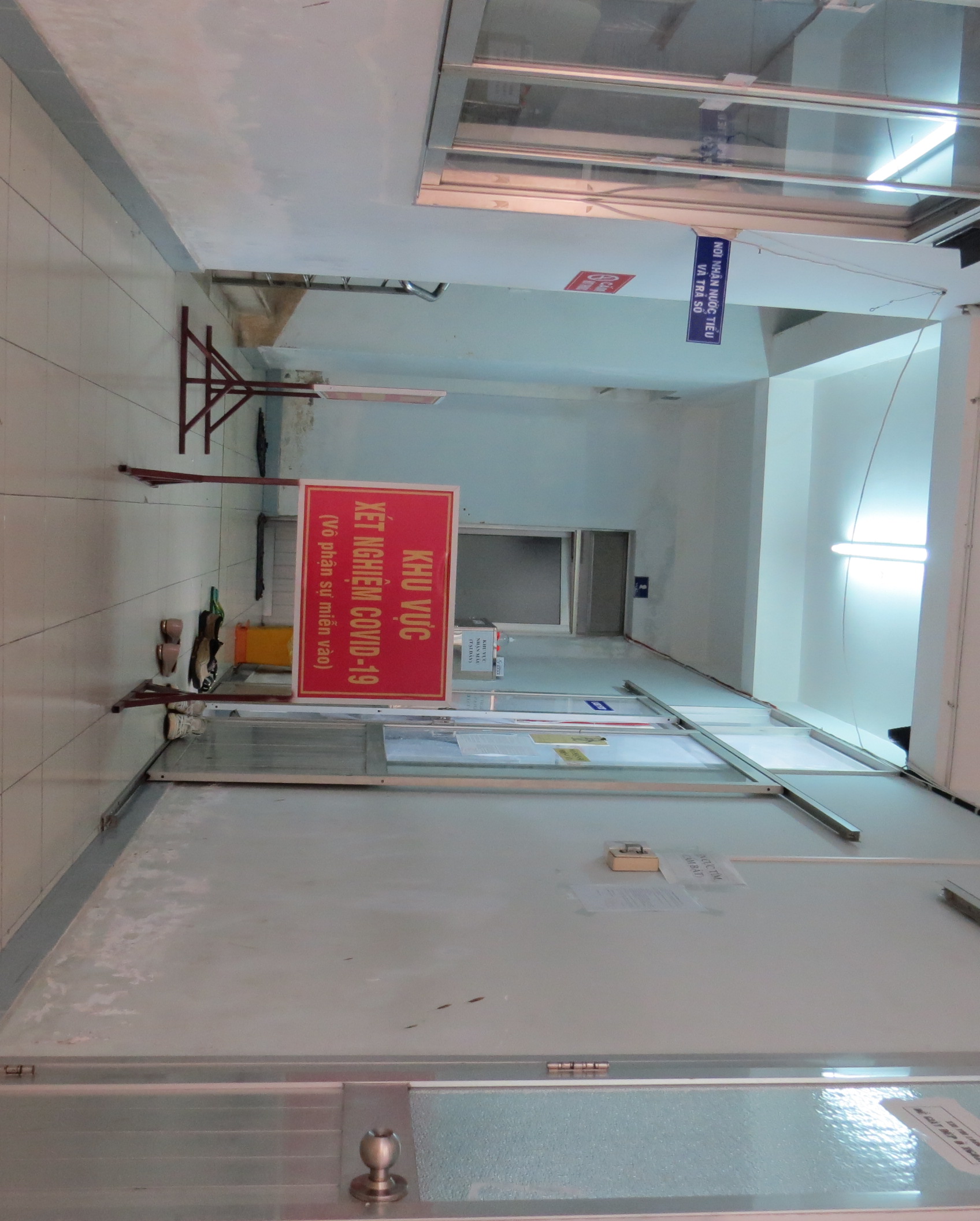 Khu vực đặt máy xét nghiệm SARS-CoV-2 của Trung tâm Kiểm soát bệnh tật tỉnh Khánh Hoà
