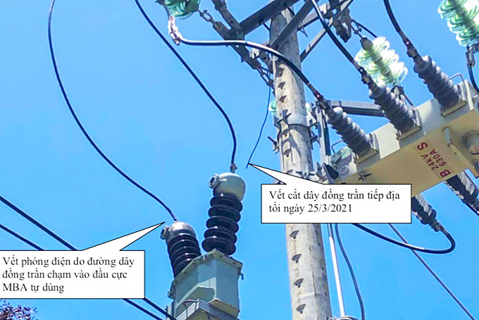 Trụ điện trên đường Phạm Văn Đồng bị cắt dây đồng tiếp địa. 