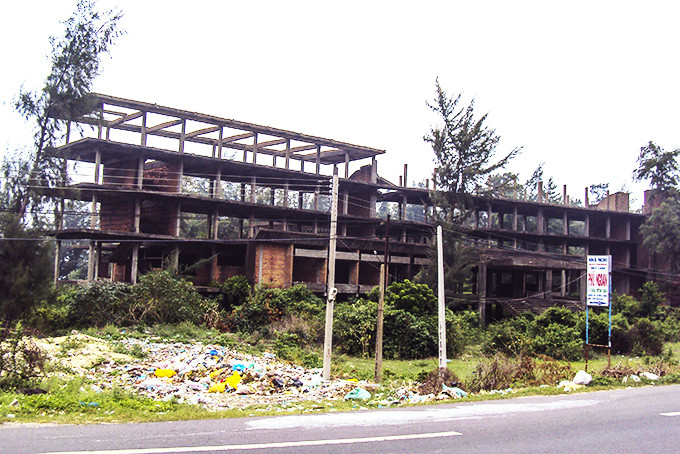 Công trình khách sạn Vavisal xây dựng dở dang, bỏ hoang trước khi được tháo dỡ.
