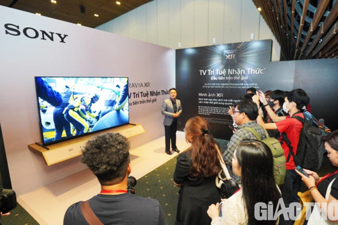 Đại diện Sony giới thiệu người tiêu dùng biết về sản phẩm TV BRAVIA XR mới