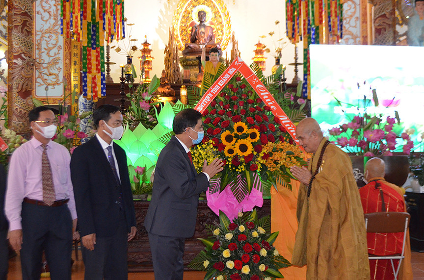 Ông Nguyễn Tấn Tuân - Phó Bí thư Tỉnh ủy, Chủ tịch UBND tỉnh tặng hoa chúc mừng Đại lễ Phật đản Phật lịch 2565.