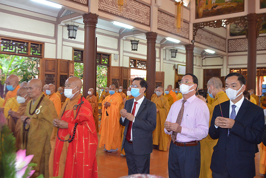 Ông Nguyễn Tấn Tuân - Phó Bí thư Tỉnh ủy, Chủ tịch UBND tỉnh cùng lãnh đạo các sở, ban, ngành thắp hương lễ Phật.