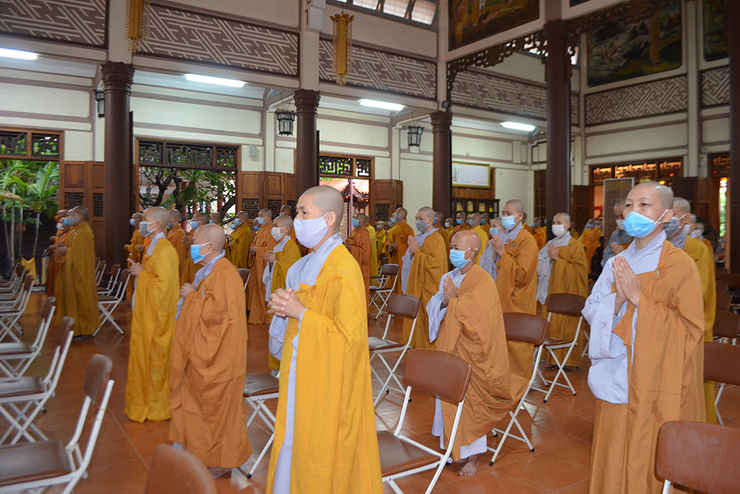 Tăng, ni tham gia Đại lễ Phật đản 2021 - Phật lịch 2565 ngồi giãn cách đảm bảo thực hiện các quy định về phòng, chống dịch Covid-19.
