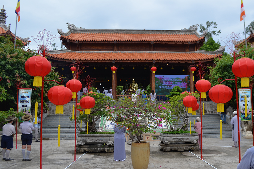 Người dân và Phật tử đến thắp hương tại Chùa Long Sơn thực hiện giãn cách đúng quy định về phòng, chống dịch Covid-19.