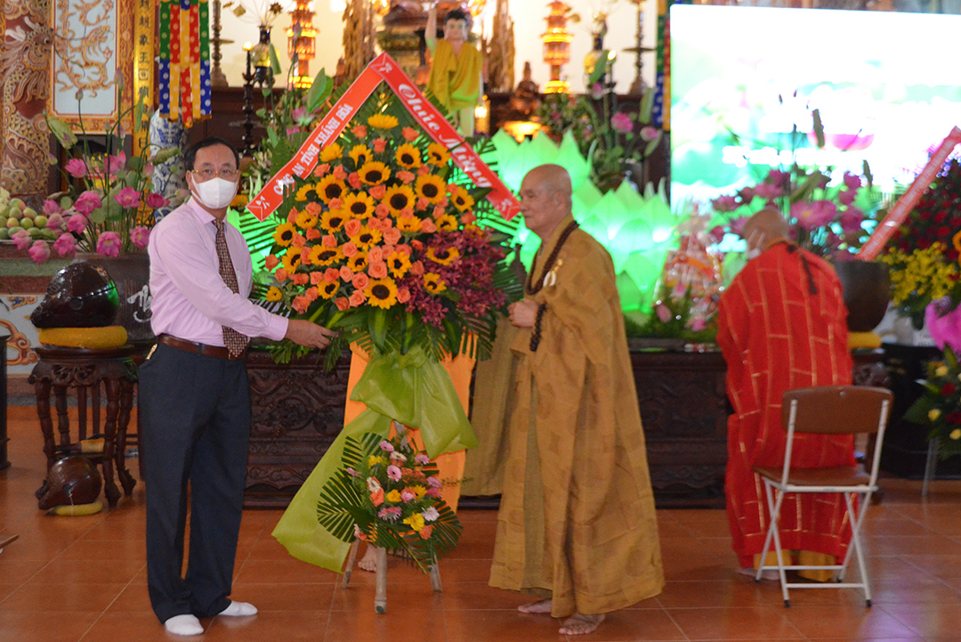  Ông Nguyễn Viết Định – Phó Giám đốc công an tỉnh tặng hoa chúc mừng Đại lễ Phật đản 2021 - Phật lịch 2565.