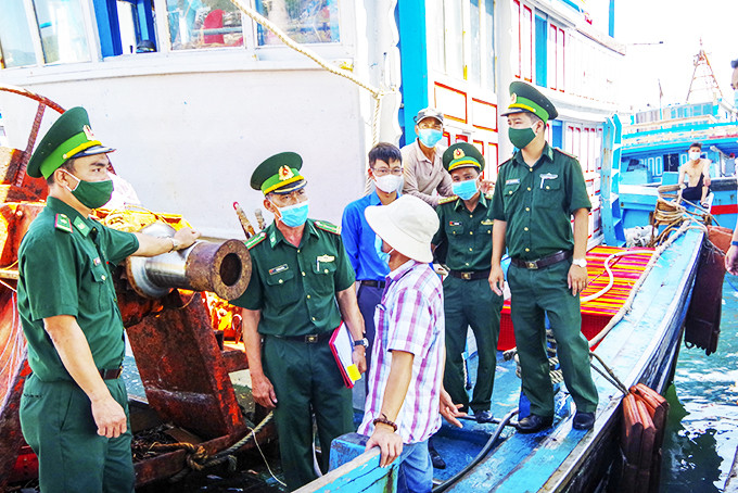 Lực lượng Bộ đội Biên phòng tỉnh tuyên truyền trực tiếp cho ngư dân.