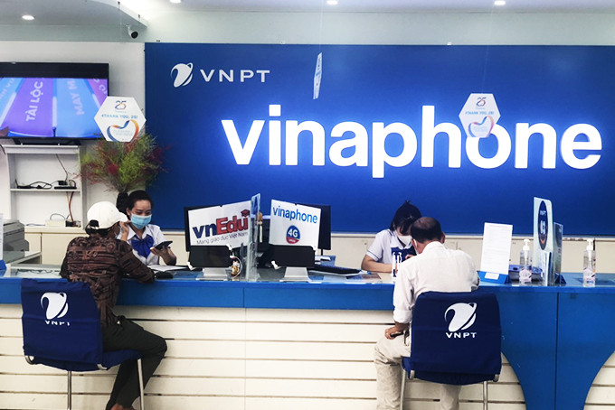 Nhân viên Trung tâm Kinh doanh VNPT Khánh Hòa giới thiệu các chương trình hỗ trợ khách hàng đang được triển khai.