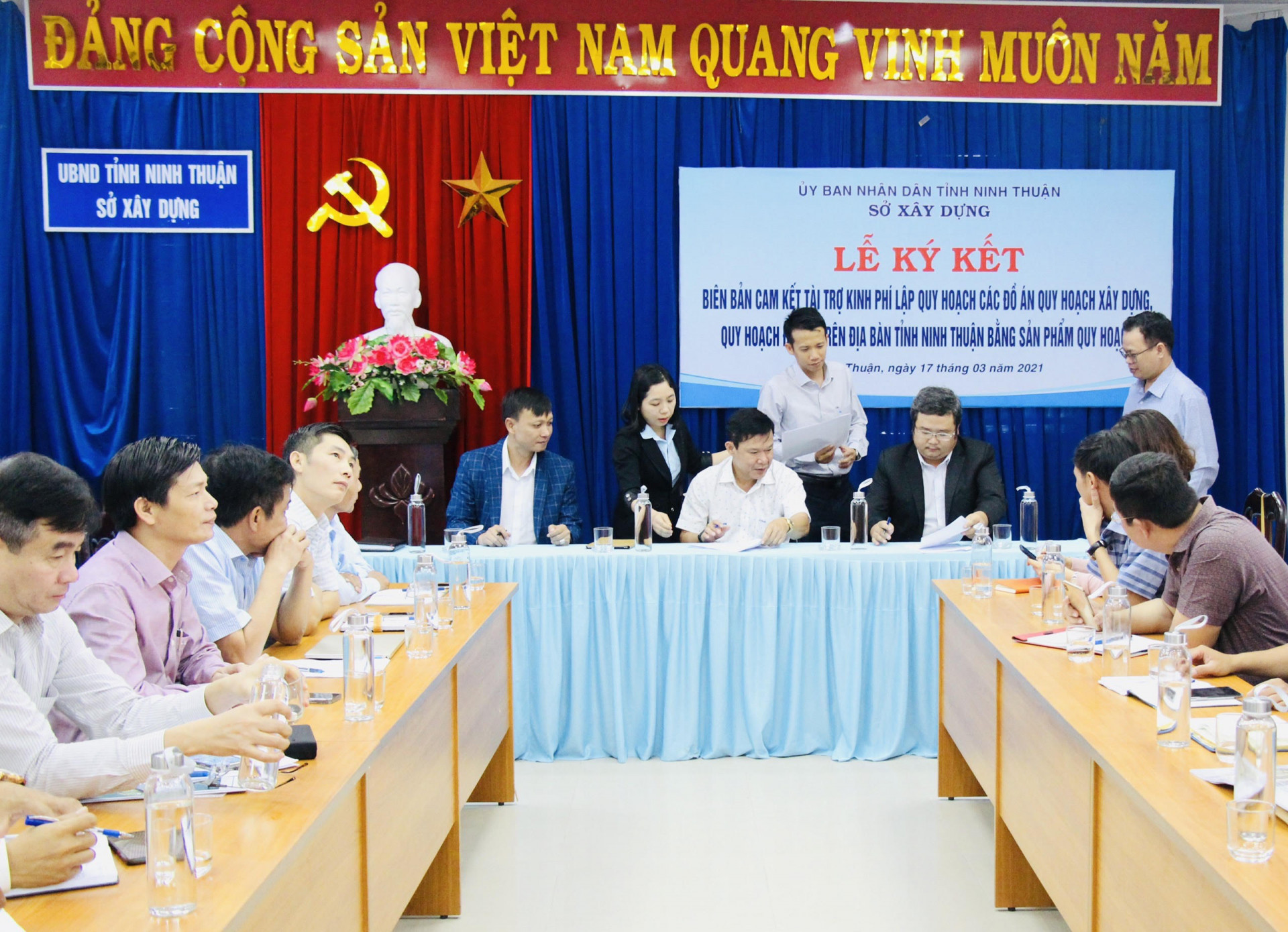 -Ông Lê Phạm Quốc Vinh, Giám đốc sở Xây dựng Ninh Thuận (ngồi giữa) và đại diện Tập đoàn Crystal Bay, đại diệp Tập đoàn NDA ký cam kết tài trợ.
