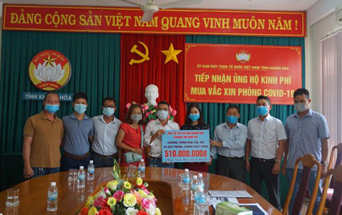 Các thành viên Câu lạc bộ yêu lan Khánh Hòa (bìa trái) trao tiền ủng hộ tỉnh mua vắc xin phòng Covid-19