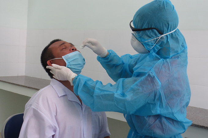 Cán bộ Y tế Trung tâm Kiểm soát bệnh tật tỉnh Khánh Hoà đang lấy mẫu bệnh phẩm cho các thuyền viên. Ảnh minh họa