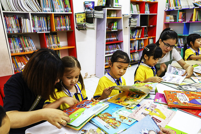 Các em nhỏ đến đọc sách tại Phòng đọc sách thiếu nhi của Thư viện tỉnh. (Ảnh chụp trước ngày 27-4)