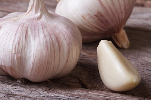 Tỏi giúp trung hòa các loại thực phẩm chứa a xít - Ảnh: Shutterstock