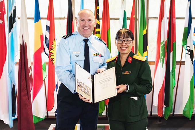 Thiếu tá Thùy Dương tại lễ tốt nghiệp khóa đào tạo chấm điểm theo hệ thống tiếng Anh  của Bộ Quốc phòng Úc năm 2020.