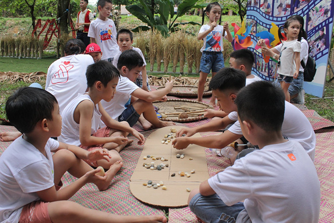 Trẻ em tham gia hoạt động dã ngoại tại Làng. Nguồn: Làng Văn hóa - Du lịch các dân tộc Việt Nam