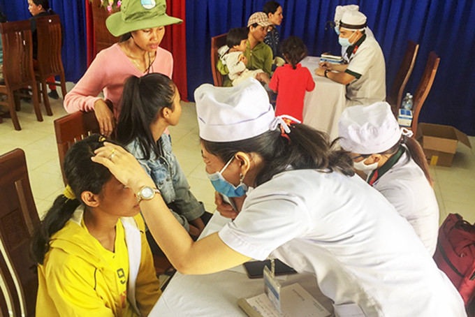 Bác sĩ Bệnh viện Quân y 87 khám bệnh cho trẻ ở huyện Khánh Sơn.
