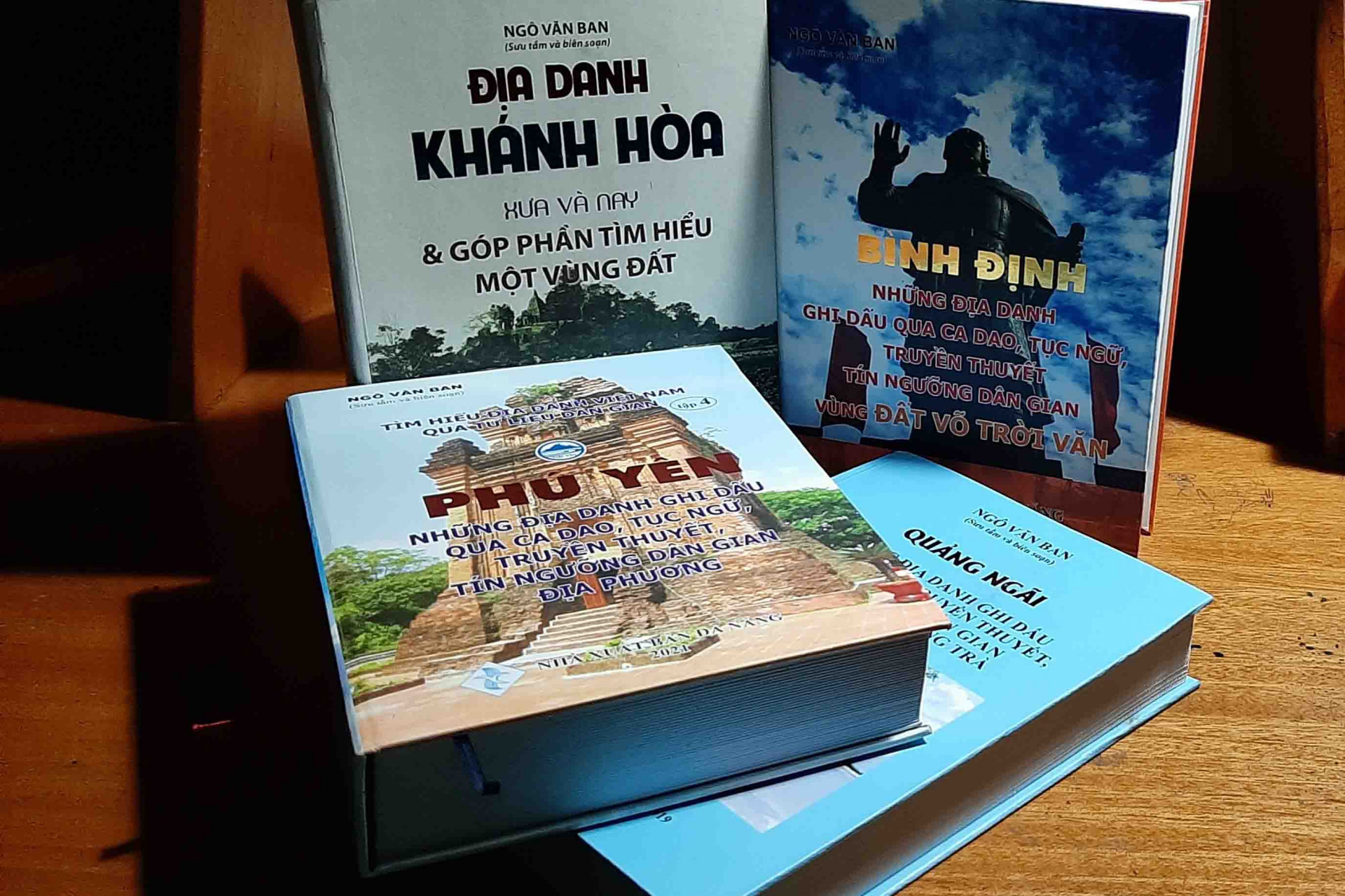 Tập sách về vùng đất Phú Yên cùng với một số ấn phẩm khác của nhà nghiên cứu văn hóa dân gian Ngô Văn Ban. 