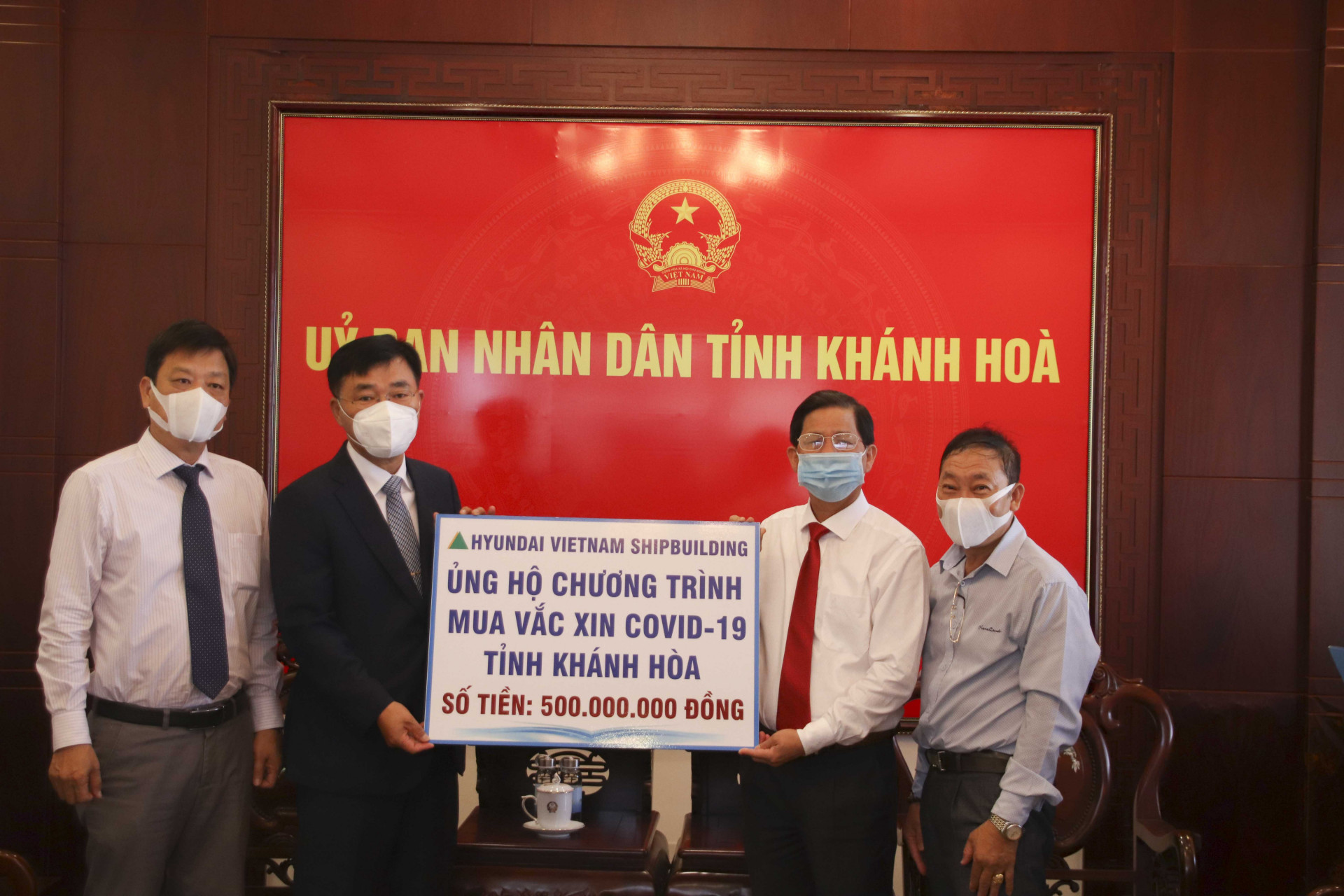  Lãnh đạo tỉnh tiếp nhận tiền hỗ trợ của Công ty TNHH Đóng tàu Hyundai Việt Nam.