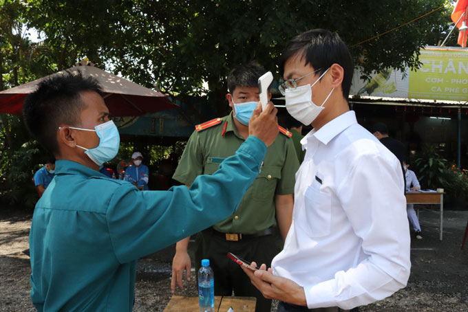 Kiểm tra y tế ở trạm trên Quốc lộ 27C tại xã Sơn Thái (huyện Khánh Vĩnh).