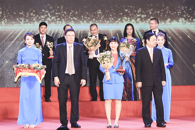  Đại diện Công ty Cổ phần Nước giải khát Yến sào Khánh Hòa nhận Giải Vàng Giải thưởng Chất lượng quốc gia.