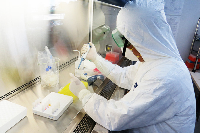 Cán bộ Viện Pasteur Nha Trang thực hiện các công đoạn xét nghiệm SARS-CoV-2.