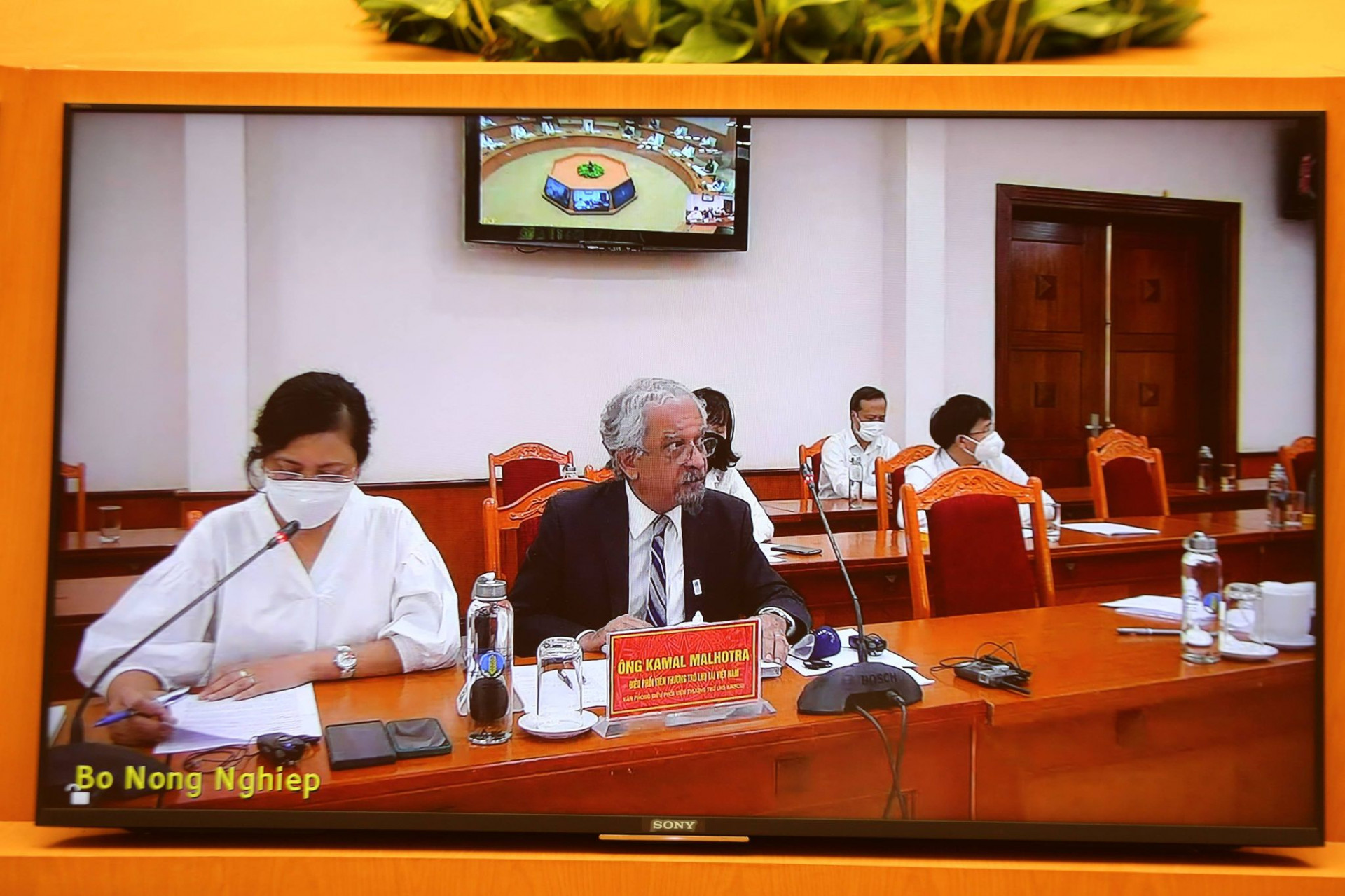 Điều phối viên thường trú của LHQ tại Việt Nam, ông Kamal Malhotra phát biểu từ đầu cầu Bộ NNPTNT.