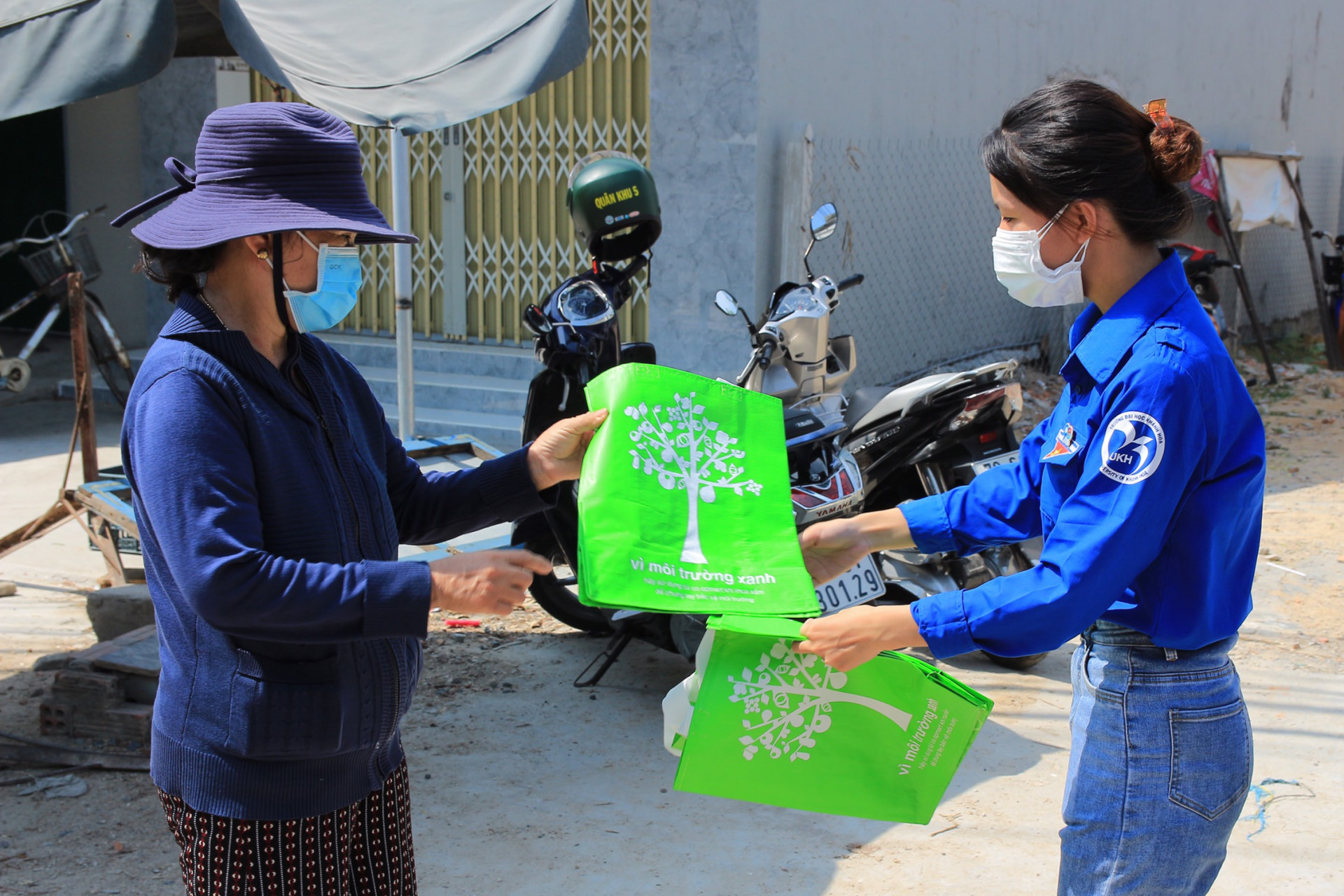 Triển khai mô hình  "Chợ dân sinh nói không với rác thải nhựa " tại chợ dân sinh xã Cam Thành Nam với hoạt động phát túi vải thân thiện với môi trường cho người dân