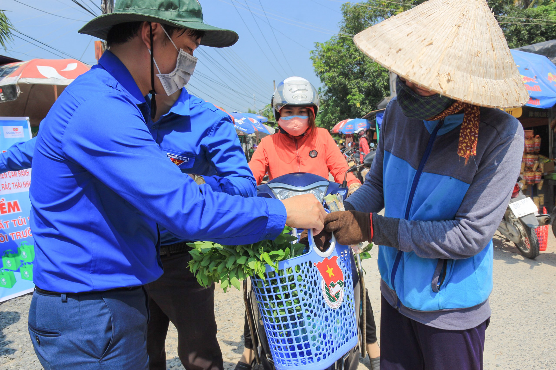 Trao tặng giỏ nhựa đi chợ cho người dân nhằm hạn chế việc sử dụng túi nilon dùng một lần
