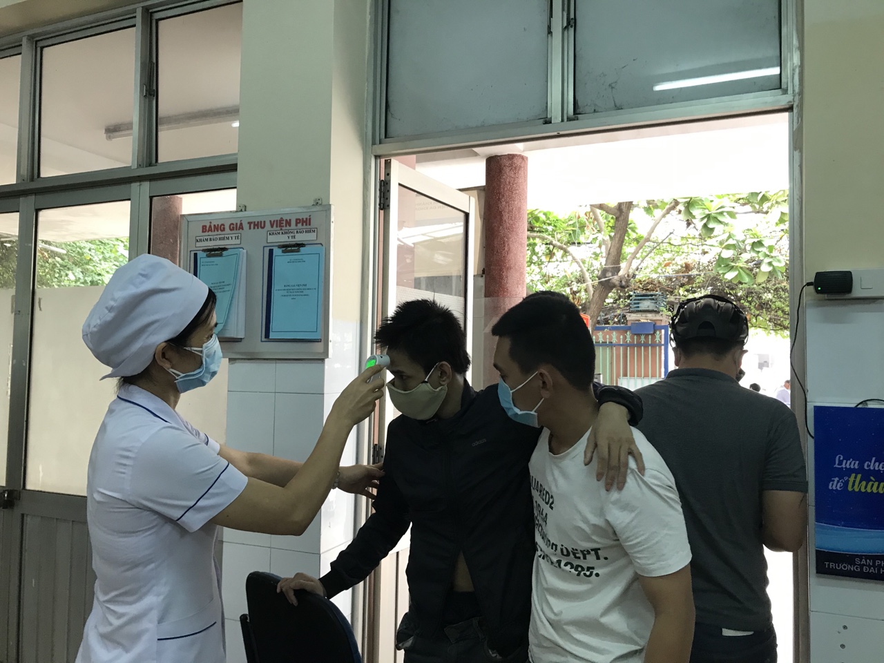 Các cơ sở y tế ở tỉnh Khánh Hòa sàng lọc những người đến khám bệnh
