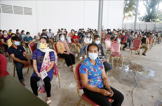 Người dân xếp hàng chờ tiêm vaccine phòng COVID-19 tại Phnom Penh, Campuchia. Ảnh TTXVN