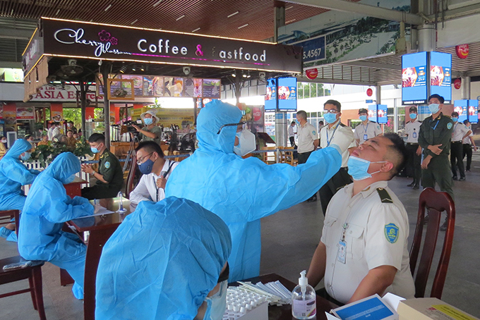 Lấy mẫu giám sát cộng đồng tại Cảng hàng không sân bay Cam Ranh