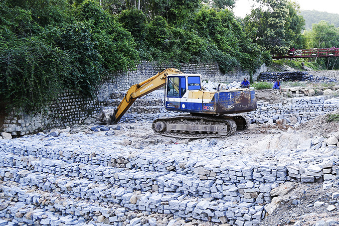 Sửa chữa, gia cố tràn xả lũ hồ chứa nước Đồng Bò (xã Phước Đồng) vào năm 2019.