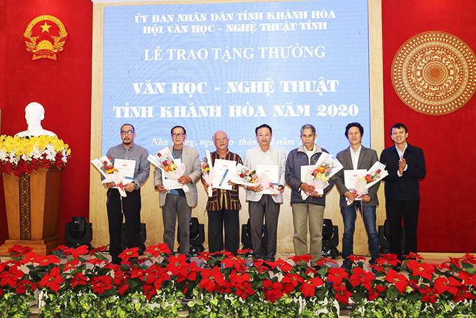 Ông Võ Triều Dương (thứ 3 từ phải qua) nhận tặng thưởng Văn học Nghệ thuật tỉnh năm 2020.