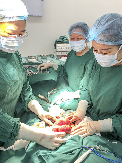Các bác sĩ phẫu thuật lấy khối u cho bệnh nhân.
