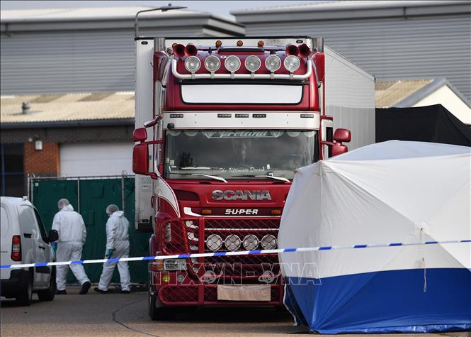 Cảnh sát điều tra tại hiện trường vụ 39 thi thể được tìm thấy trong xe container ở Grays, hạt Essex, Anh ngày 23/10/2019. 