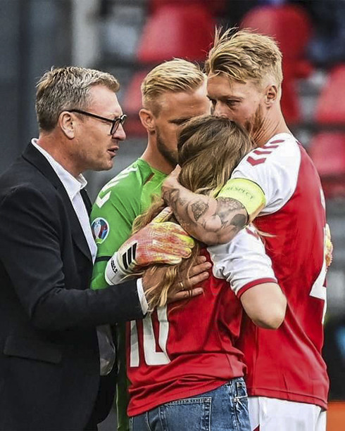 Đội trưởng tuyển Đan Mạch, Simon an ủi gia đình Eriksen sau sự cố bất ngờ xảy ra đêm 12-6.