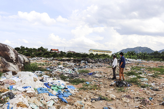 Bãi rác tạm ở thôn Dầu Sơn.
