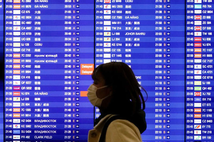 Một phụ nữ đeo khẩu trang tại sân bay quốc tế Incheon. Ảnh: Reuters