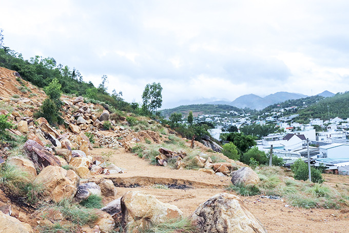 Các khối đá mồ côi nằm cheo leo trên khu vực dân cư  thôn Hòn Nghê 2 (xã Vĩnh Ngọc).