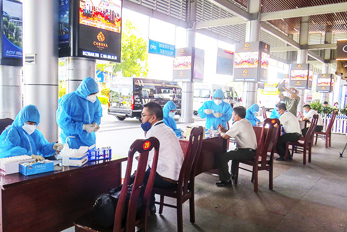 Lấy mẫu xét nghiệm ngẫu nhiên tại Cảng hàng không quốc tế Cam Ranh.   