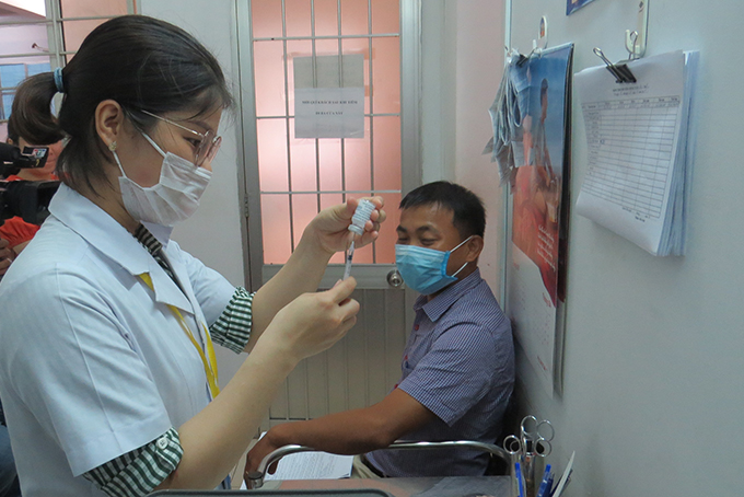 Tiêm vắc xin phòng Coivd-19 cho những người tuyến đầu chống dịch tại Trung tâm Kiểm soát bệnh tật tỉnh Khánh Hoà