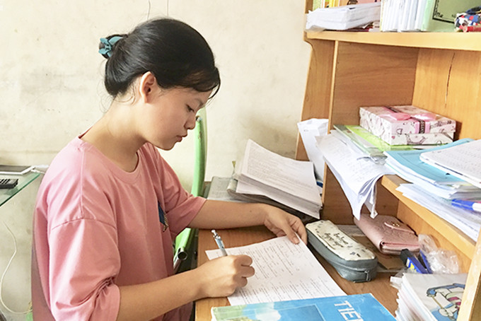 Học sinh lớp 12 Trường THPT Nguyễn Văn Trỗi ôn tập tại nhà. 
