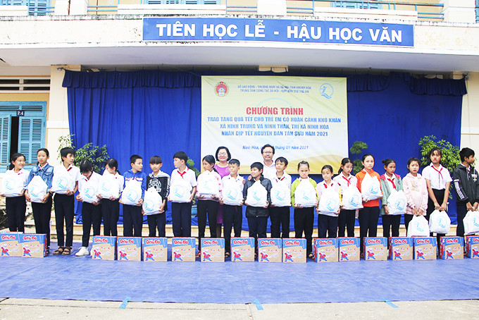 Trao quà Tết cho trẻ em có hoàn cảnh khó khăn ở 2 xã Ninh Trung, Ninh Thân, thị xã Ninh Hòa tháng 1-2021.  
