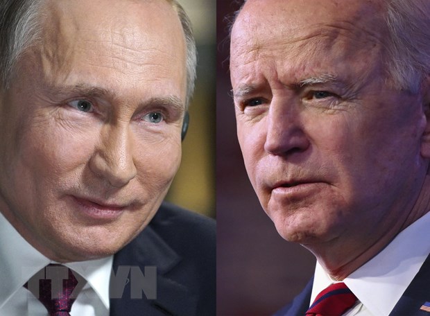 Tổng thống Nga Vladimir Putin (trái) và người đồng cấp Mỹ Joe Biden. (Ảnh: AFP/TTXVN)