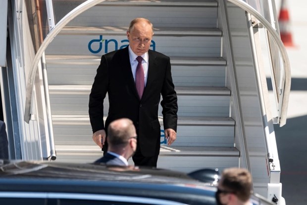 Tổng thống Nga Vladimir Putin bước xuống máy bay tại Geneva, Thụy Sĩ. (Ảnh: Reuters)
