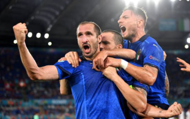 Trung vệ Chiellini (Ý) cùng đồng đội ăn mừng bàn thắng ở Euro 2020