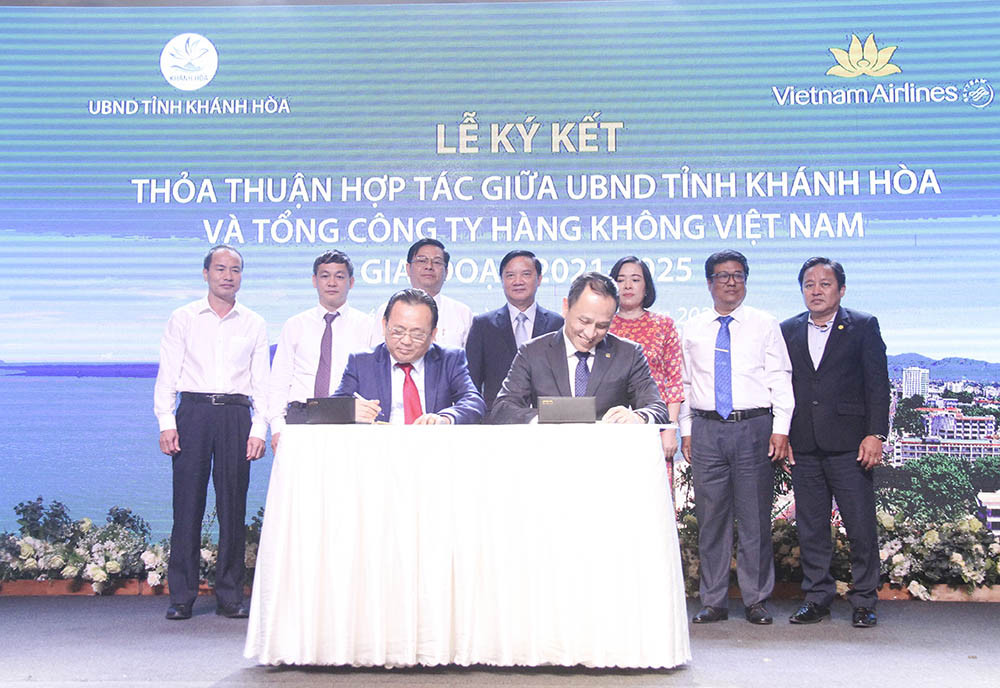 Ông Lê Hữu Hoàng – Phó Chủ tịch thường trực UBND tỉnh Khánh Hòa cùng lãnh đạo Vietnam Airlines ký kết hợp tác giai đoạn 2021-2025
