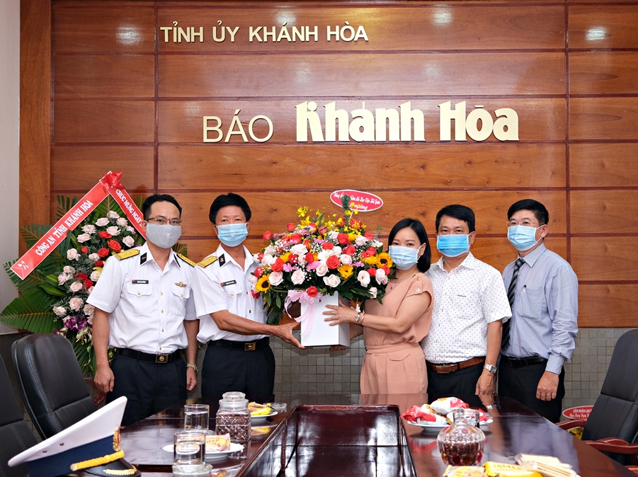Lãnh đạo Học viên Hải quân tặng hoa, chúc mừng Báo Khánh Hòa.