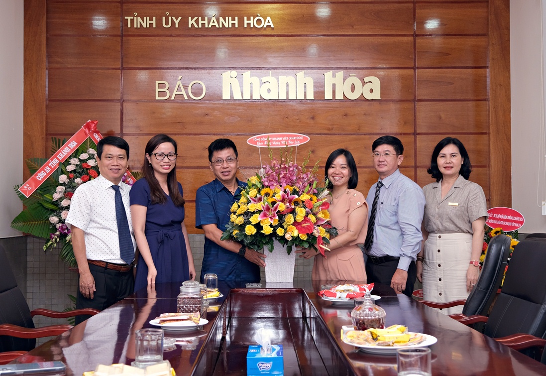 Đại diện Tổng Công ty Khánh Việt tặng hoa, chúc mừng Báo Khánh Hòa.