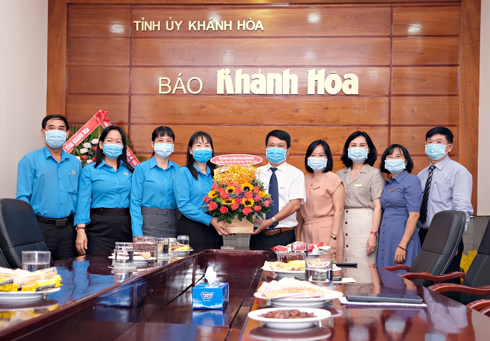 Lãnh đạo Liên đoàn Lao động tỉnh Khánh Hòa tặng hoa, chúc mừng Báo Khánh Hòa.